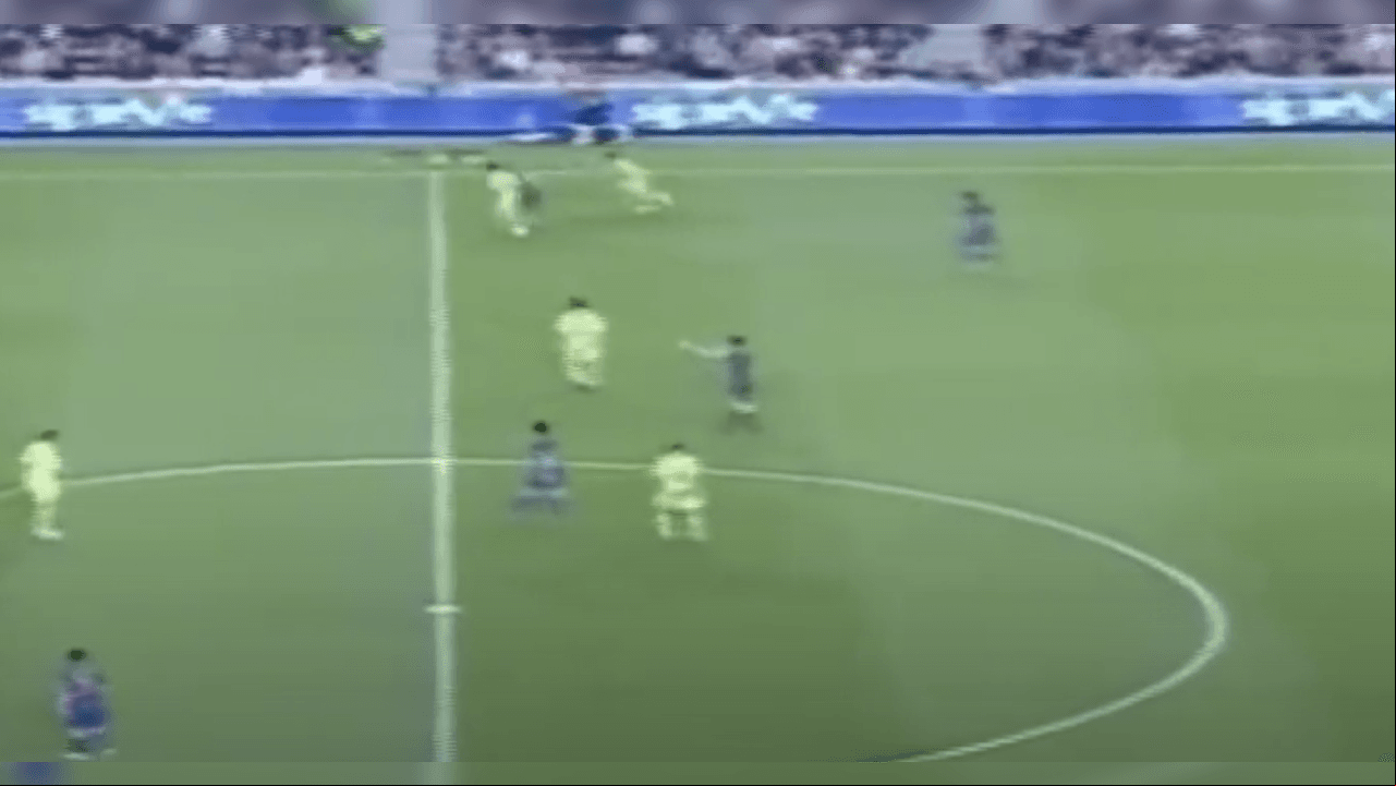 <b>Tiró un túnel</b>
<br>El segundo jugador que estaba en la marcación incluso se llevó un caño ante la habilidad de Messi.