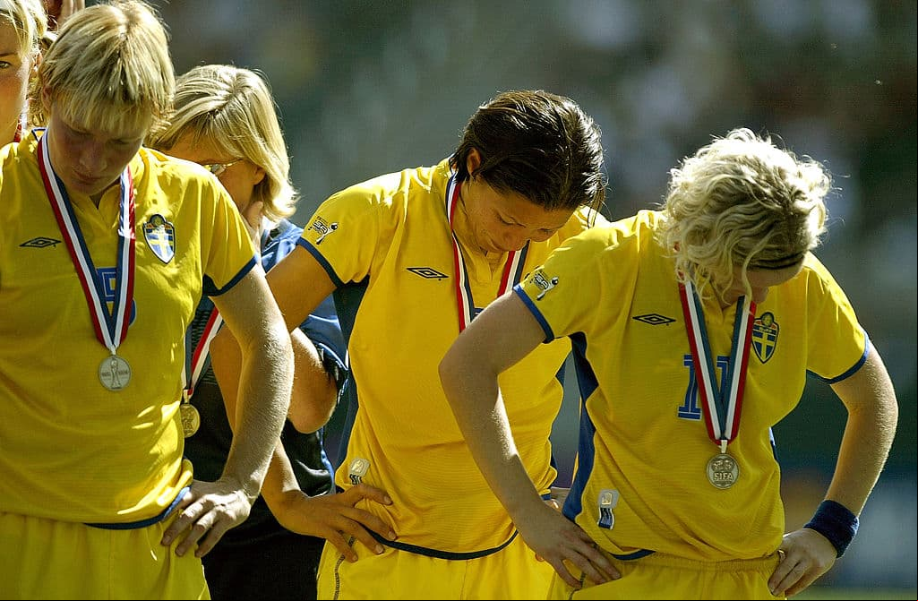 Kristin Bengtsson, Jane Toernqvist y Victoria Svensson, del equipo de Suecia, miran hacia abajo luego de perder ante Alemania por 2-1 en el tiempo extra la Final de la Copa Mundial Femenina en Home Depot Center en Carson, California, el 12 de octubre de 2003.