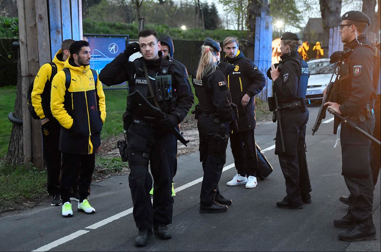 La Policia local fue la encargada de realizar el traslado de los jugadores del Borussia Dortmund hacia el hotel bajo un fuerte esquema de seguridad.