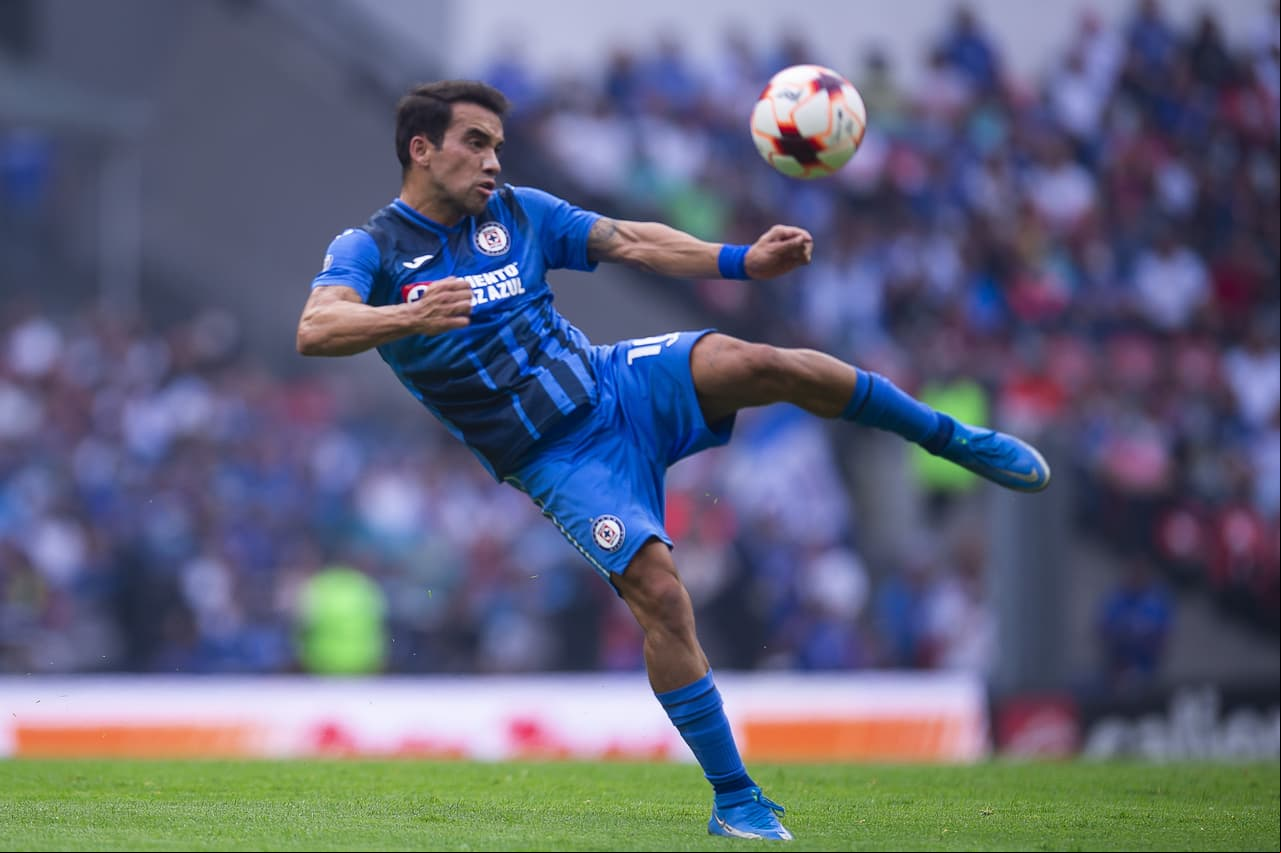 Cruz Azul sufrió pero logró derrotar al campeón que vio como le anulaban dos goles y terminó encima de los Cementeros.