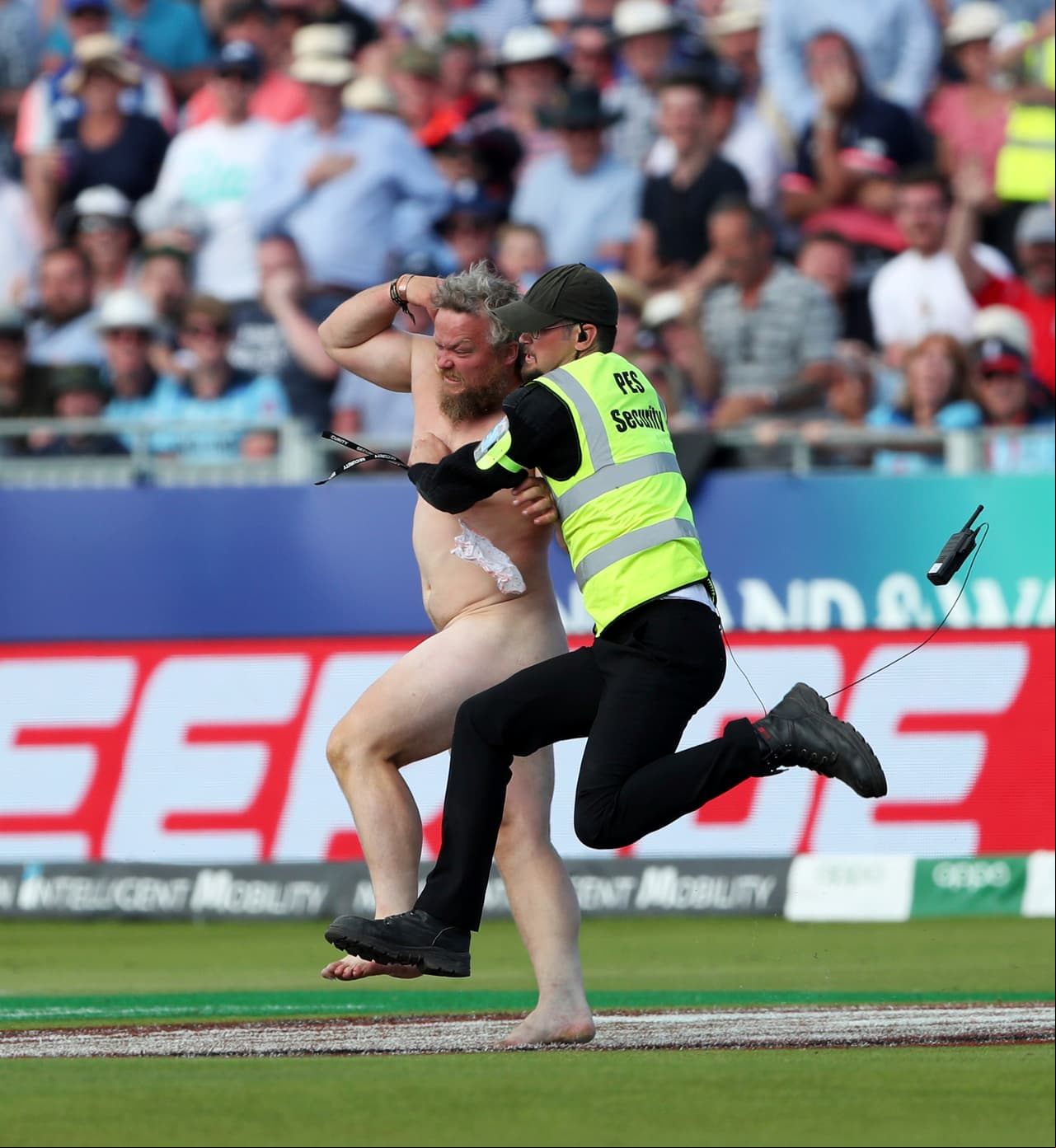 Durante el último partido de Inglaterra en la fase de grupos del Mundial de cricket, ante Nueva Zelanda, uno de los aficionados presentes en el Riverside Ground en Chester-le-Street saltó al campo desnudo para llamar la atención de todos hasta que la seguridad lo derribó y sacó.