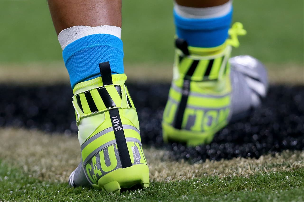 "Caution" (Precaución), es la frase que se percibe en los zapatos de Newton, de igual forma, parece tener los cordones y los colores referentes al peligro.