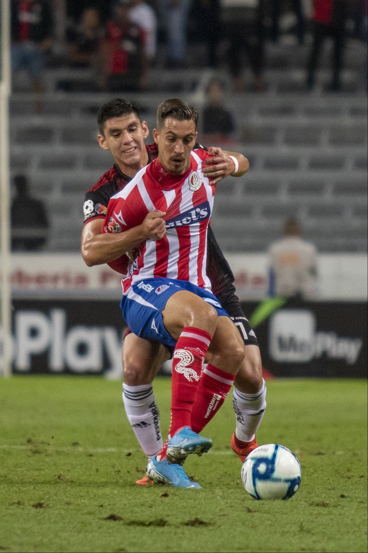 Con goles de Juan Castro al minuto 61 y Nicolas Ibañes al 90+3, el Atlético san Luis gana y pone en problemas al Atlas.