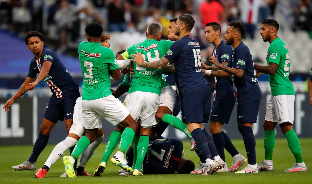 PSG ganaba por la mínima St Etienne por la Copa de Francia. Perrin entró fuerte sobre el pie derecho del francés cuando PSG se lanzaba al ataque. Se armaba la bronca en el terreno de juego y Perrin salió expulsado (31’). Kylian fue atendido dentro de la cancha y tuvo que dejar el partido entre lágrimas. Medios ses afirman que Mbappé sufrió un esguince en su tobillo derecho.