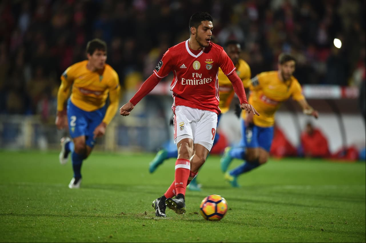 Liga NOS - Jornada 31 / Benfica 2-1 Estoril: Raúl Jiménez volvió a jugar con las 'águilas' tras su regreso de lesión la fecha anterior. Entró al minuto 70 por Mitroglou, siendo su partido número 16 de la temporada.