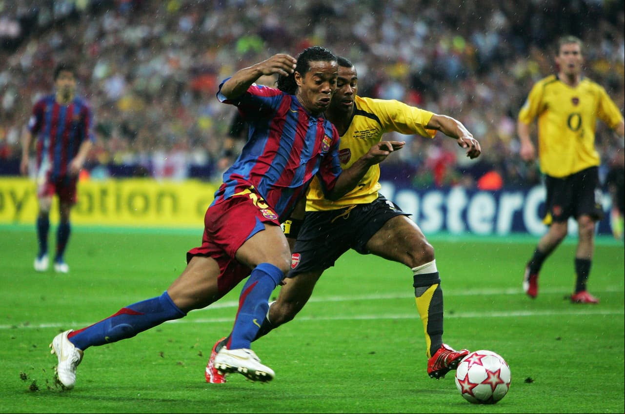 El objetivo era dejar a Edmilson y a Van Bommel resguardando a Carles Puyol y a Rafa Márquez y así dar libertad a Ronaldinho para buscar el uno-a-uno en banda con Ashley Cole.