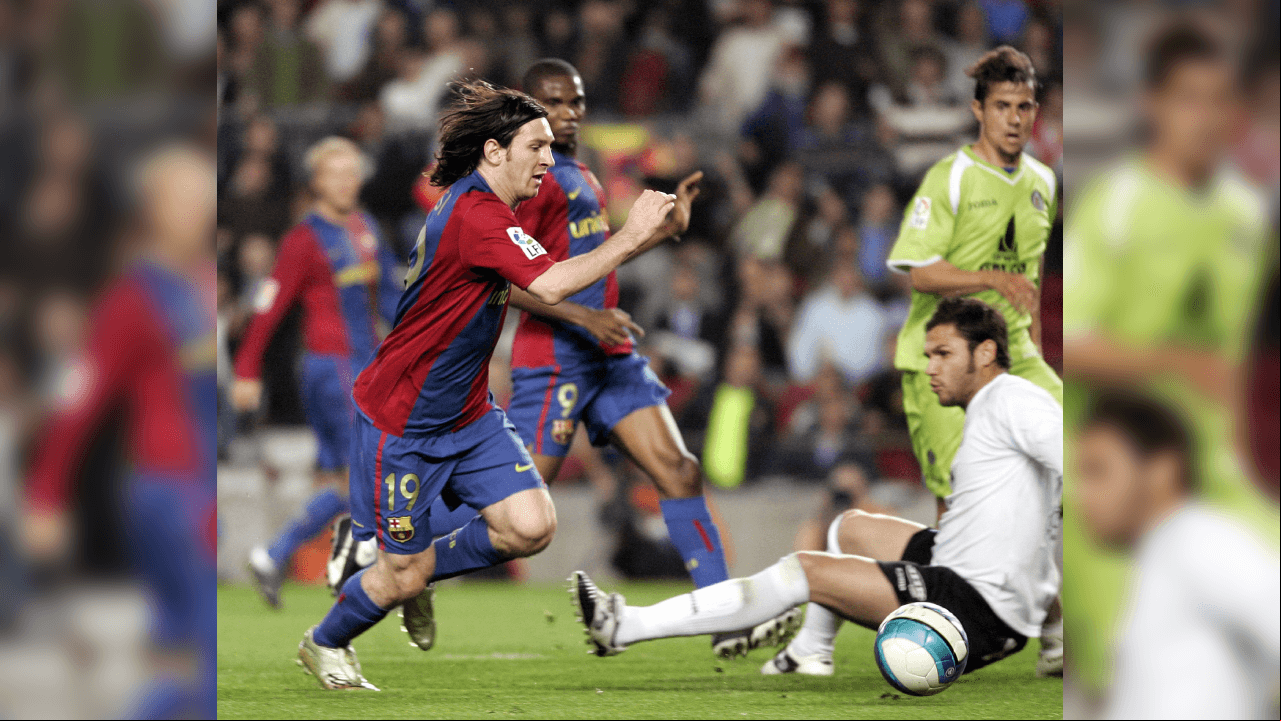 <b>¡Ni cómo frenarlo!</b>
<br>Messi, por su habilidad y rapidez, es casi imparable cuando arranca de frente y dejó sembrado al guardameta rival.