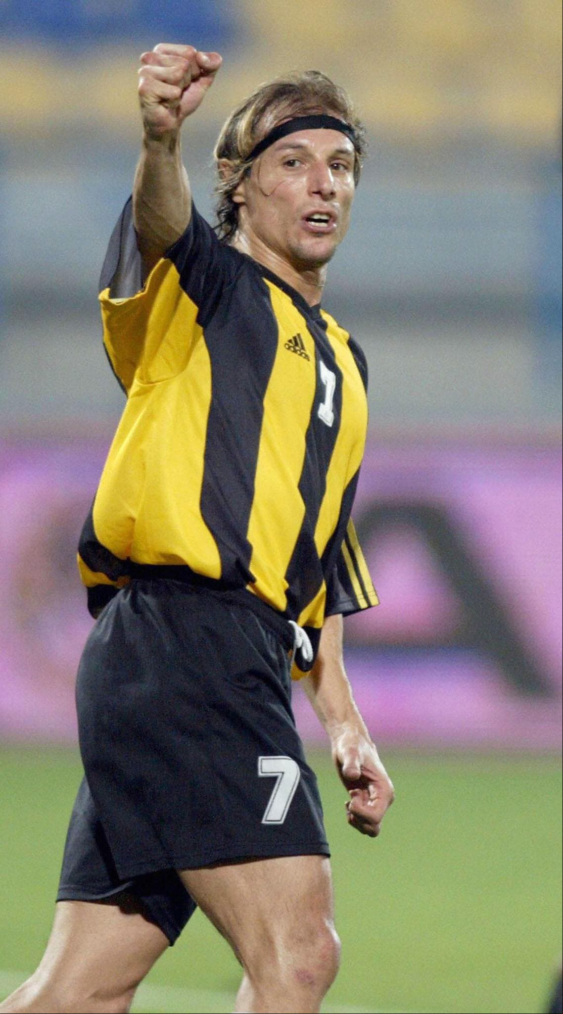El argentino Claudio Paul Caniggia dejó el fútbol por primera vez en el año 2004 después de defender la playera del Qatar Sports Club.