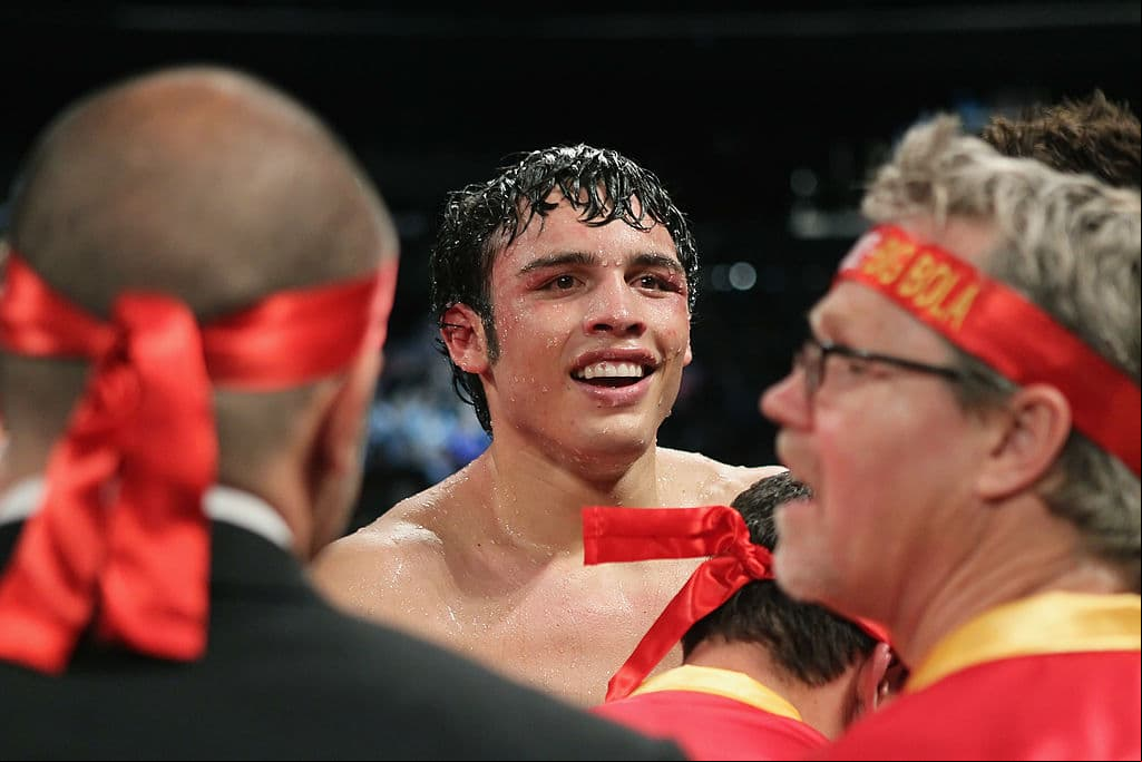 Además, en su equipo se encontraba Freddie Roach, con quien después se distanciaría por sus constantes indisciplinas.