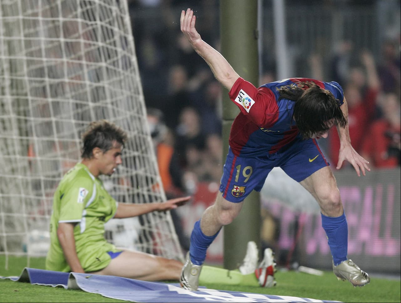 <b>La inercia lo hizo pararse de inmediato</b>
<br>Apenas había anotado Messi y el argentino se levantó para celebrar, lo que seguramente, es su mejor gol durante su carrera como futbolista profesional.