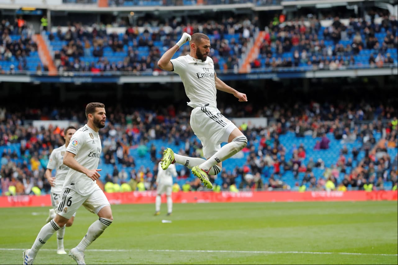 Benzema se desmarcó y mandando el balón ajustado al palo consiguió firmar su doblete para salvar al Madrid de otra derrota penosa.