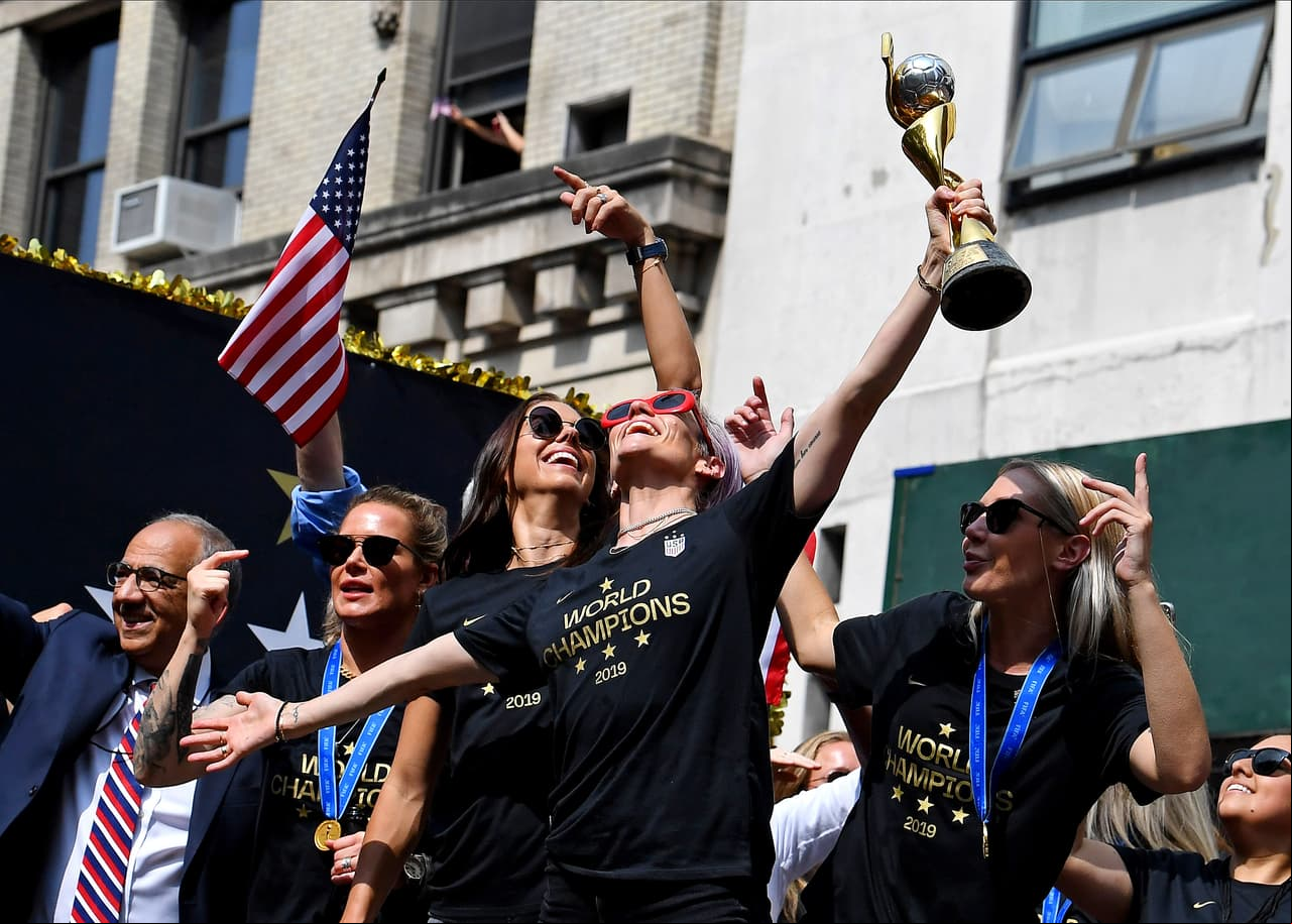 Megan Rapinoe, Alex Morgan, Julie Ertz, Allie Long, Carli Lloyd y compañía vivieron este miércoles una jornada especial en Nueva York durante el desfile de campeonas del mundo con el Team USA. Cientos de aficionados salieron a las calles de la Gran Manzana para saludar a sus heroínas.