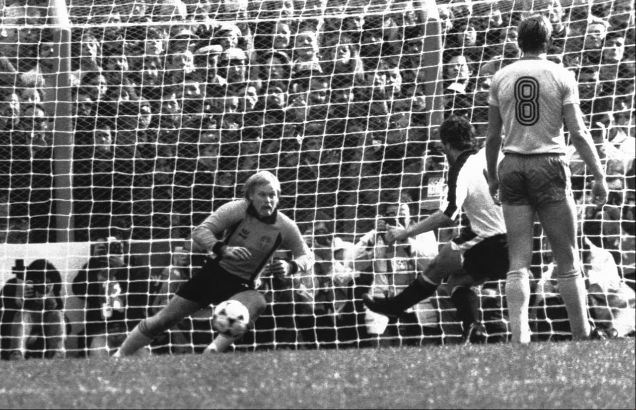 El único jugador que aparece en el club de los 800, es Josef Bican, además de su que cantidad de goles te maravillará, te sombraras más con saber que esos 805 goles en 530 partidos.