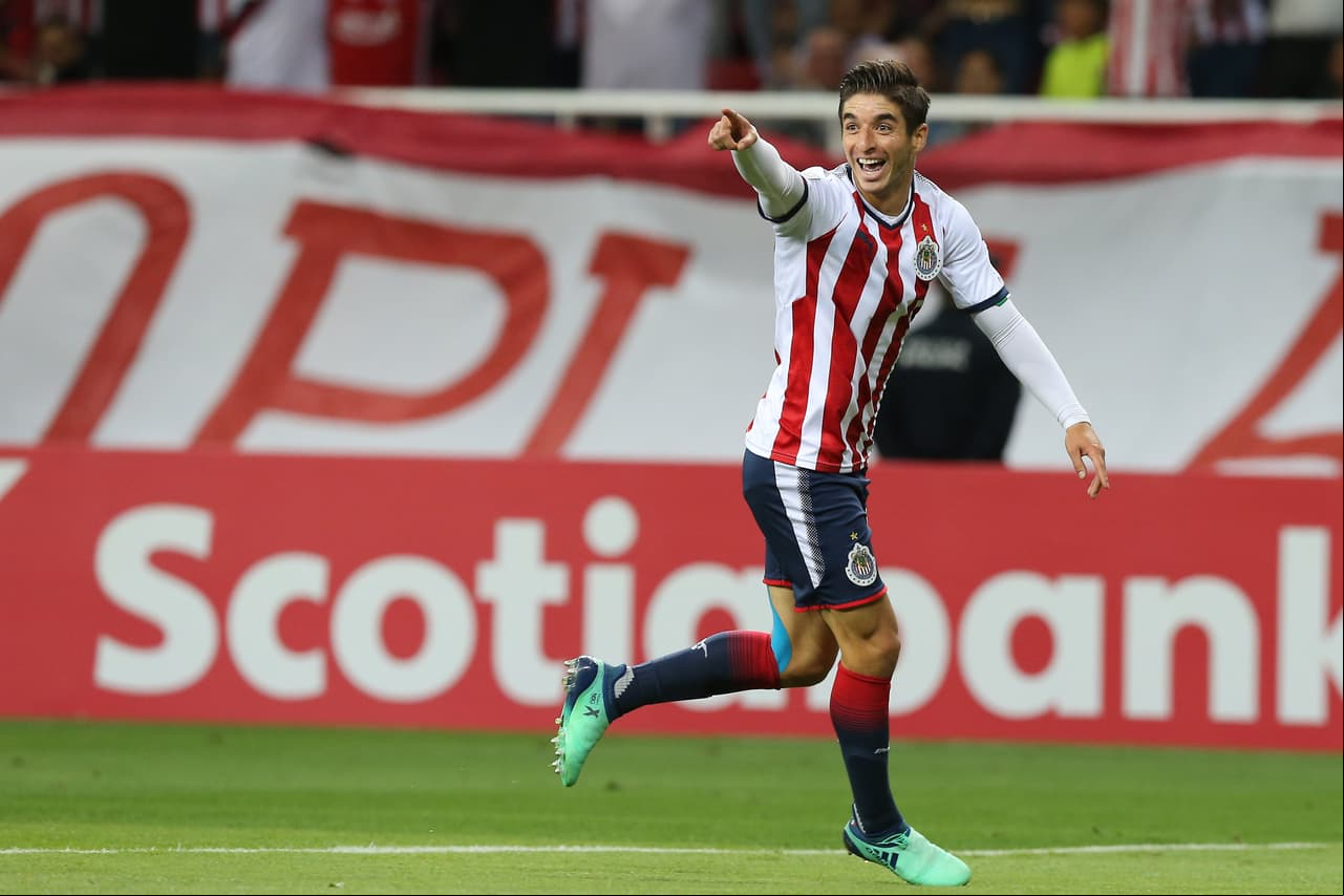 Isaác Brizuela actualmente juega en las Chivas, desde el 2015, pero tuvo su pasado en los Zorros. En el año 2013 jugó en la vereda de enfrente, a préstamo por seis meses.