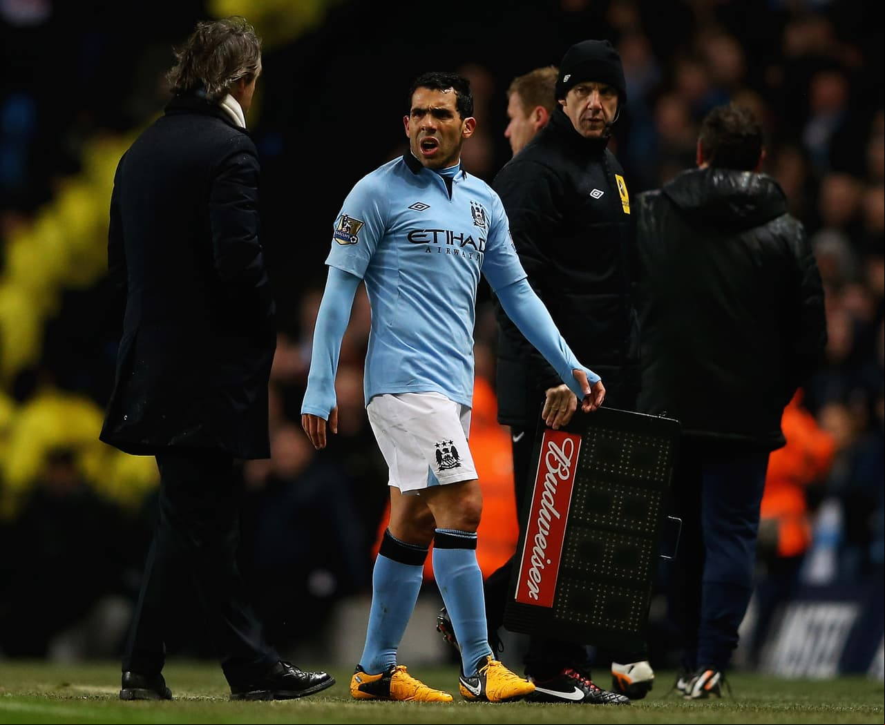 El argentino Carlos Tevez se caracteriza por ser un irreverente pero el caso más evidente fue en Manchester City, bajo la dirección técnica del italiano Roberto Mancini, durante la Champions League en 2011.
