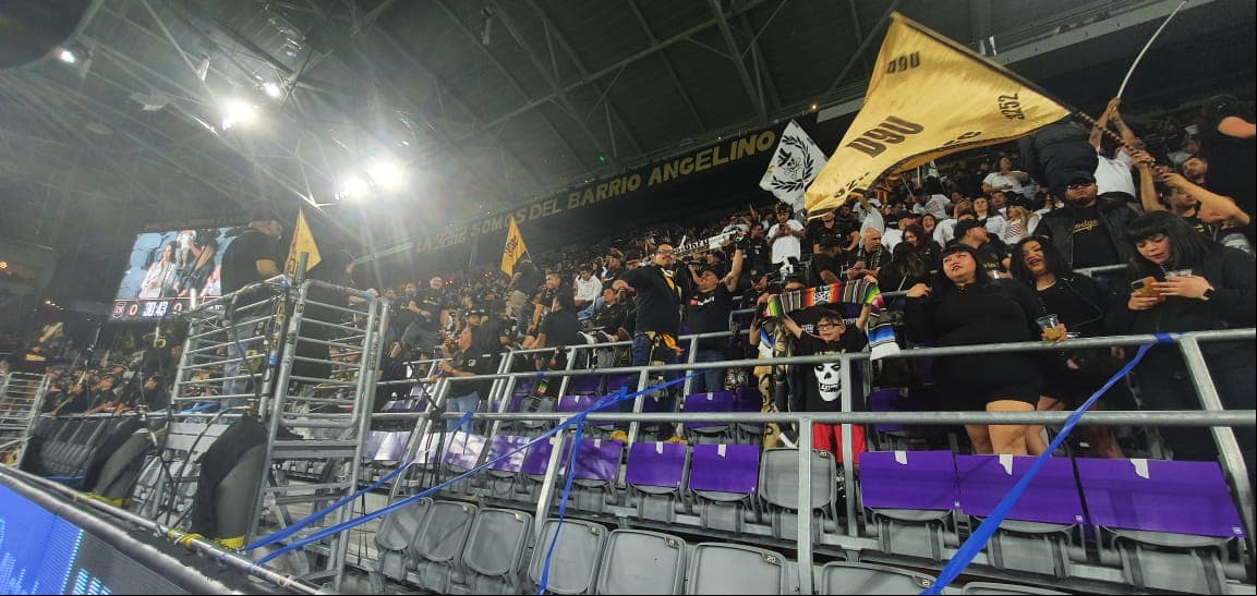 Mientras los seguidores de LAFC calentaron el ánimo en las tribunas y encendieron a sus aficionados para creer en la remontada.