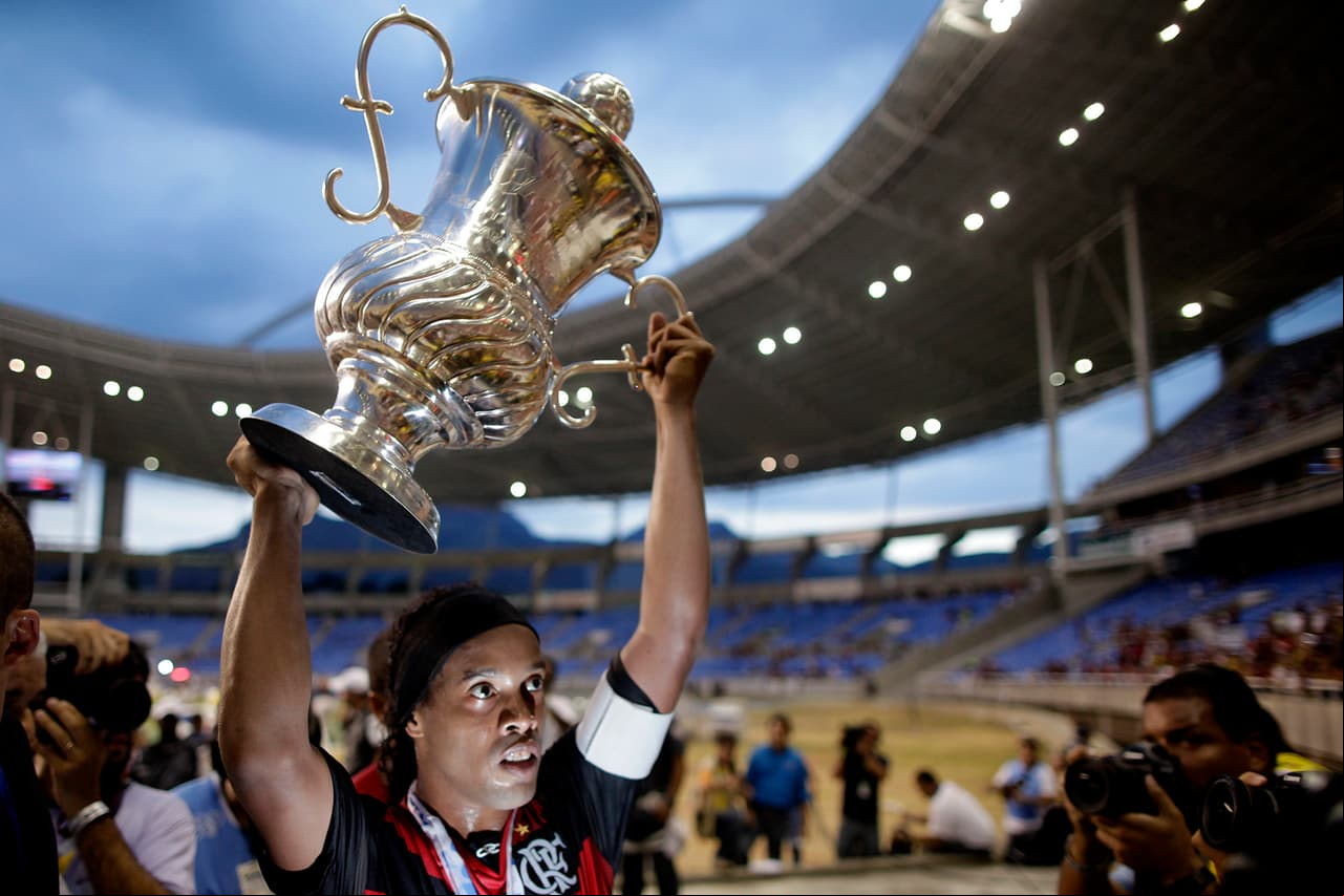 Luego de pasar por el A.C. Milan, donde quedó registrado en el título de Serie A de la temporada 2010/2011 –pese a que se fue a mitad–, llegó al Flamengo y también celebró, comenzando con el Campeonato Carioca y la Taça Guanabara.