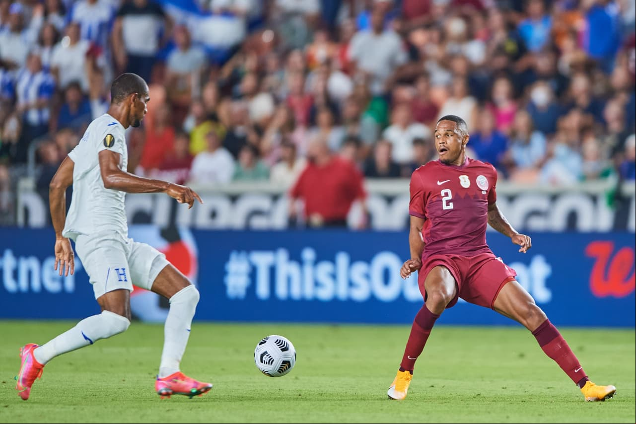 las anotaciones de Homan Ahmed y Abdelaziz Hatem le dan la victoria a Qatar 2-0 sobre Honduras y aseguran el liderato de su grupo.