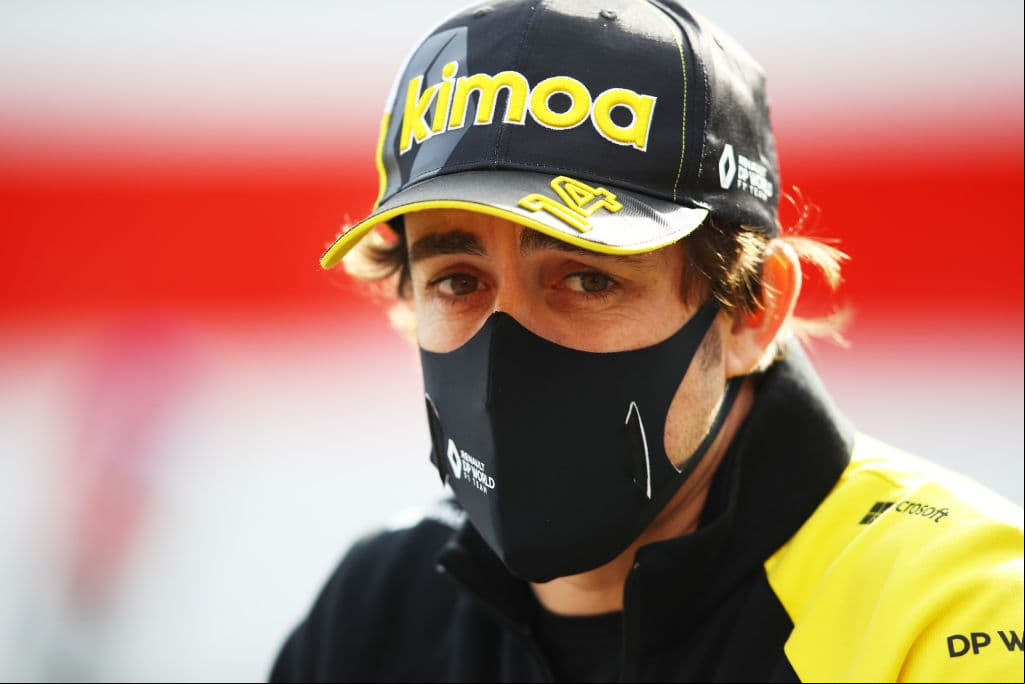 Fernando Alonso es atropellado y sufre lesión en la mandíbula