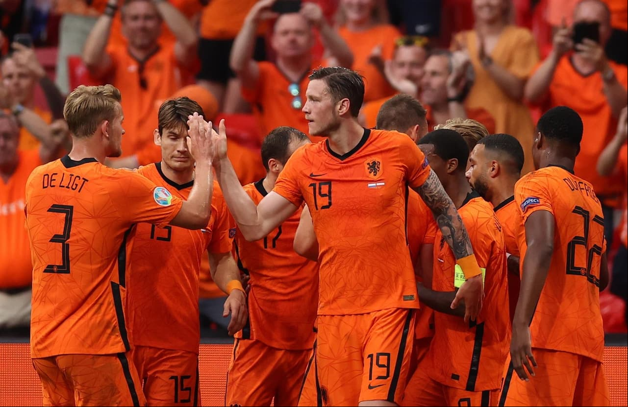 Holanda consigue una cómoda victoria ante Austria 2-0 nen el Grupo C de la Euro 2020. Los goles fueron por parte de Memphis Depay (11') y Denzel Dumfries (67') y es así cómo la 'Naranja Mecánica' obtiene su clasificación a Octavos. Los austriacos acumulan una victoria y una derrota.