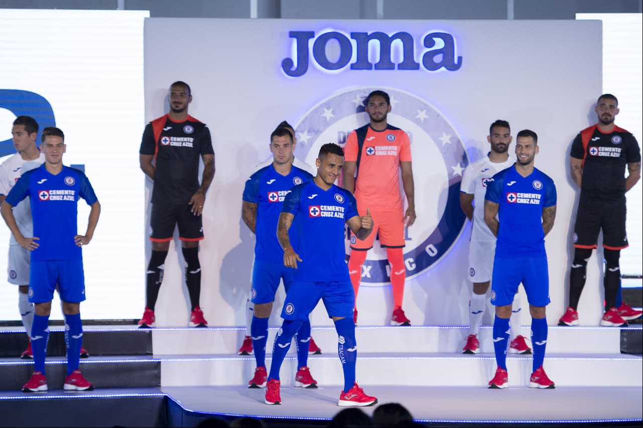 La noche del martes fueron presentados los nuevos uniformes del Cruz Azul. La Máquina usará de nuevo las prendas de la marca española Joma, tal y como lo hizo en el Clausura 2019. Las nuevas equipaciones del equipo celeste lucen muy bien y es altamente probable que resulten del completo agrado de la exigente afición cementera. Échenle un vistazo a las nuevas camisetas del equipo azul.