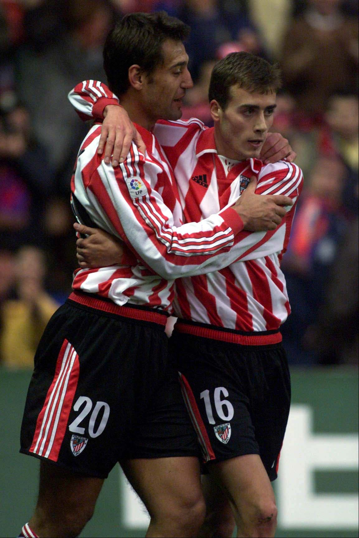 Los futbolistas del Athletic suelen ser espigados y con fuerte temperamento, pero buen pie. En la foto: Urzaiz y Fran Yeste.