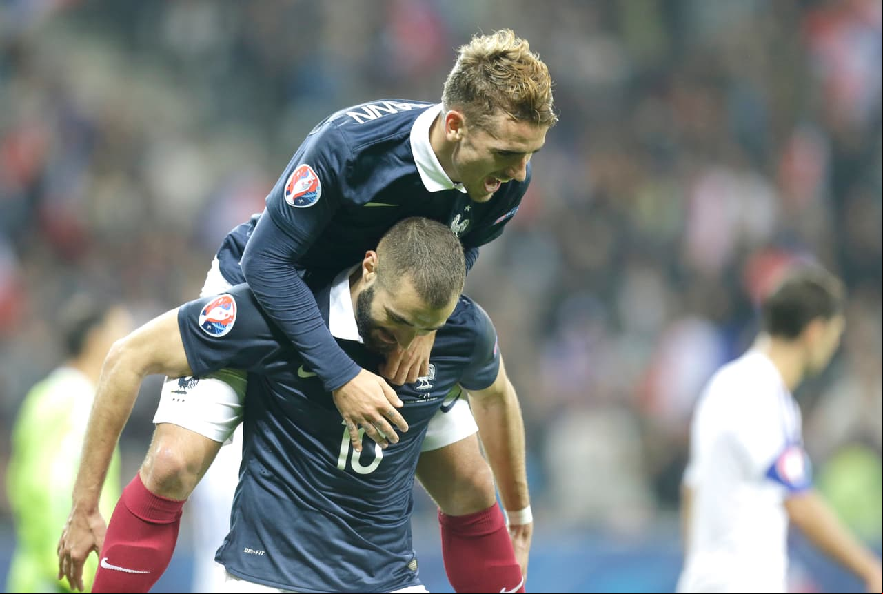 Benzema celebraba con calma pero su compañero Antoine Griezmann se le montó en la espalda, parte del cuerpo que se vio afectada y lo que obligó el cambio inmediato por Oliver Giroud.