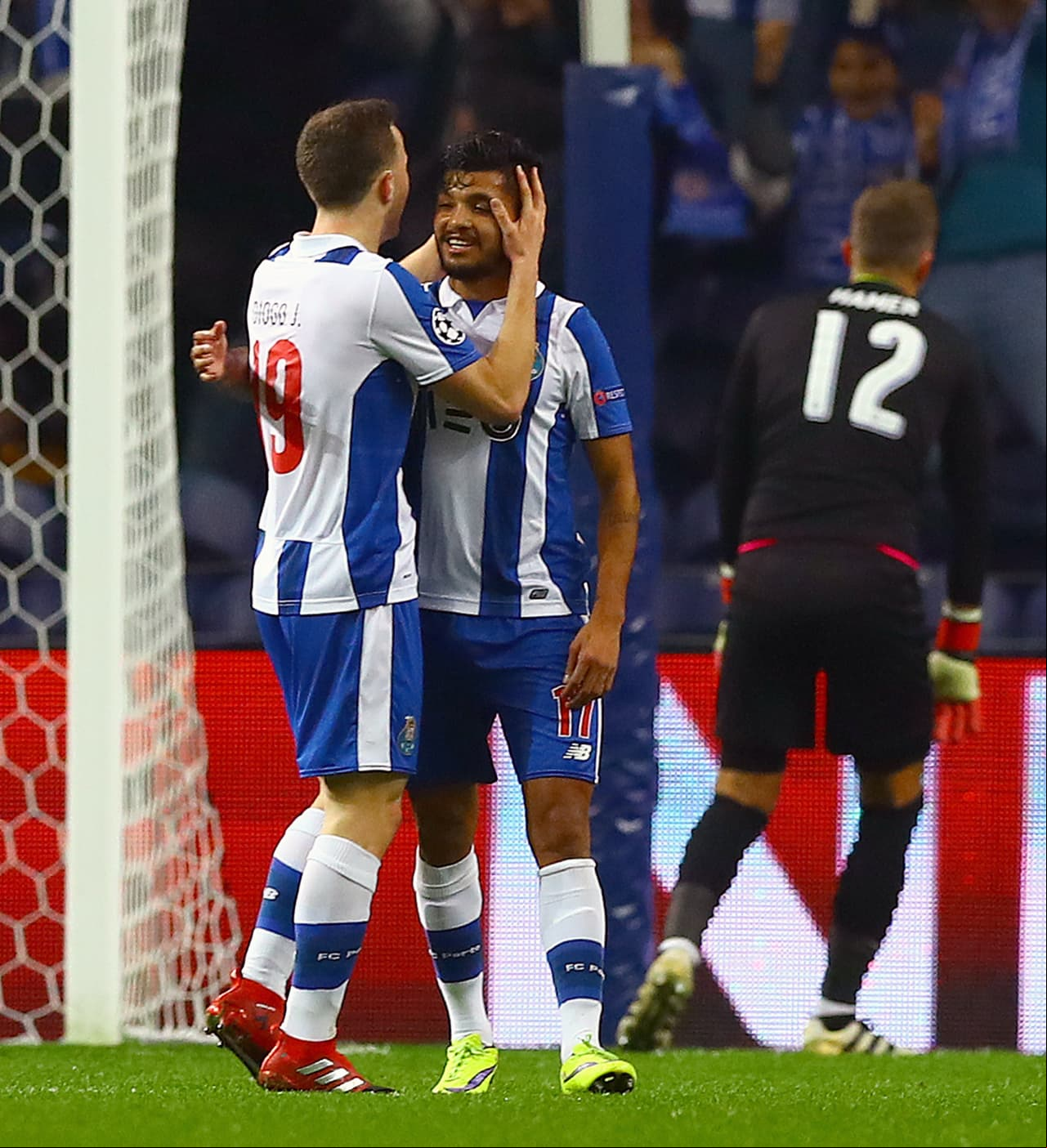 El único que fue titular fue Jesús Corona, quien acumula 20 partidos (15 como titular) y 2 goles en la presente edición de la Liga NOS.