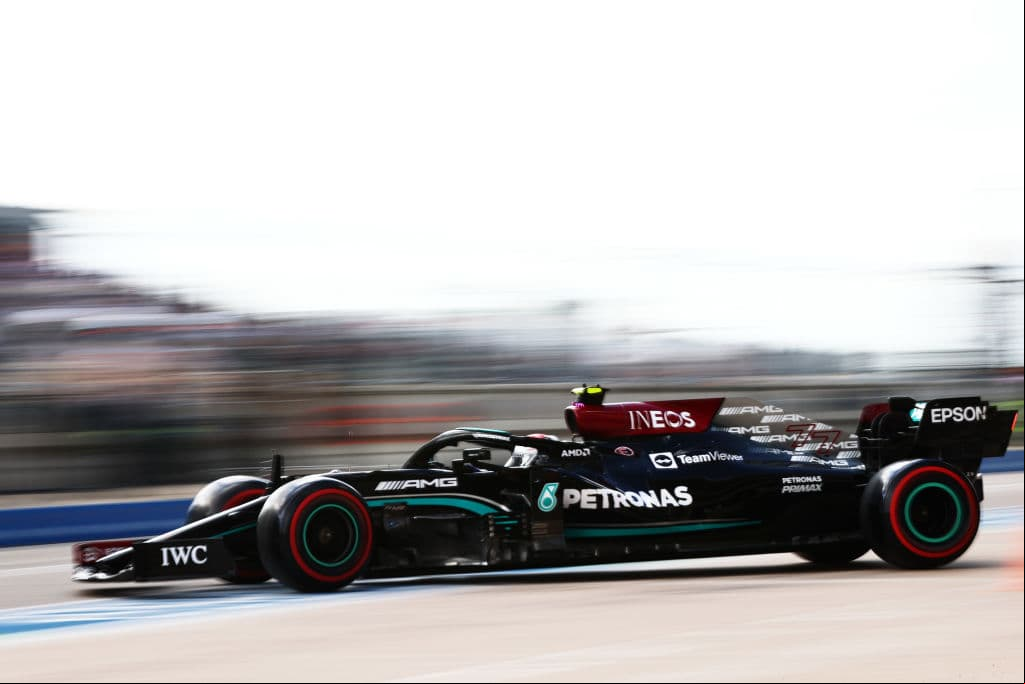 El piloto mexicano de Red Bull, Sergio Pérez, se quedó muy cerca de obtener su primera pole position en la Fórmula 1 este sábado durante la calificación para el Gran Premio de Estados Unidos de este domingo. El líder del mundial de F1 y compañero de equipo de 'Checho' Pérez, Max Verstappen, consiguió la pole en el que saldrá por delante del vigente campeón, el británico Lewis Hamilton, de Mercedes.