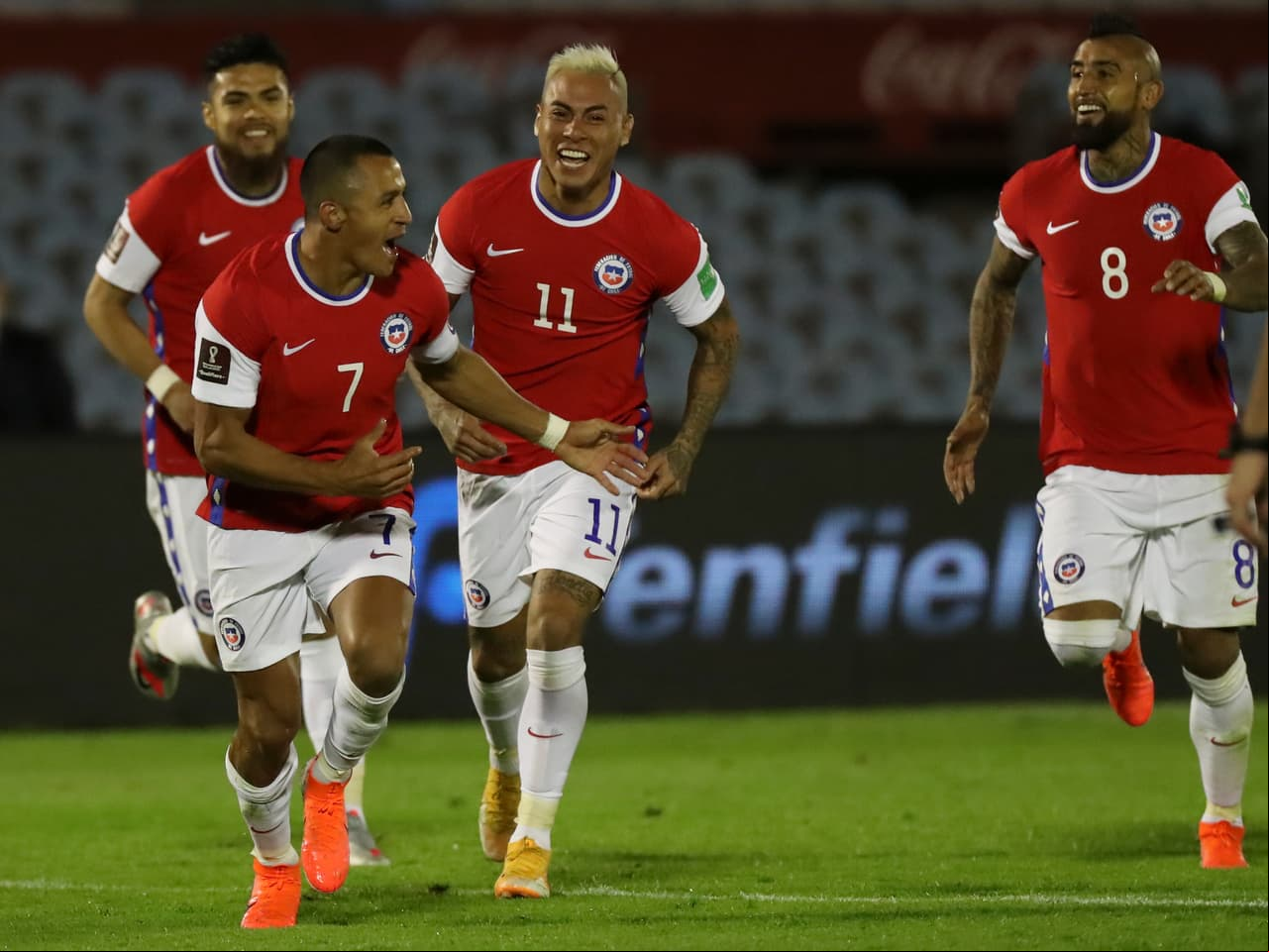 La insistencia de los chilenos da frutos y Alexis Sánchez es el encargado de empatar el partido.
