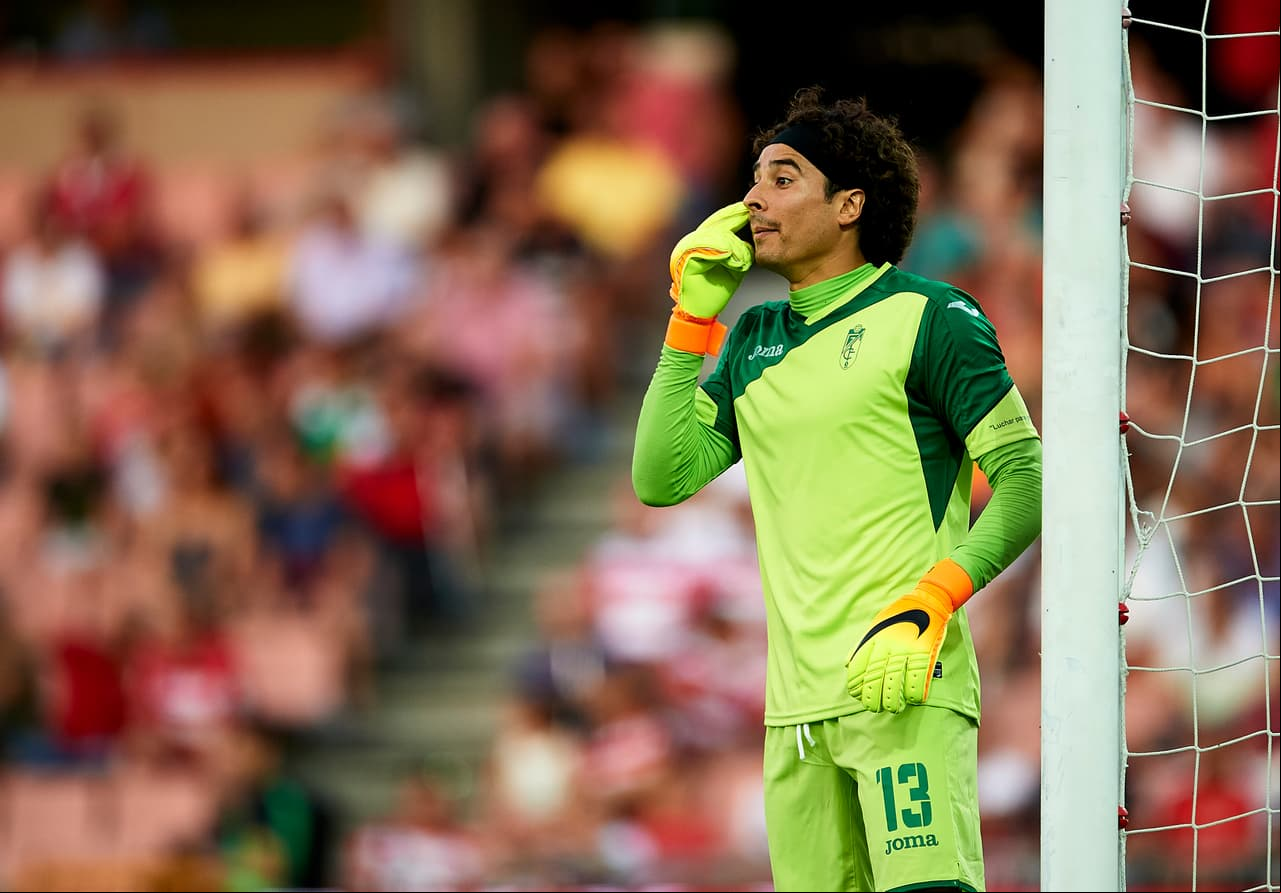 En los dos años que formó parte de los boquerones, Carlos Kameni lo sembró en el banquillo por encontrarse en mejor nivel para su entrenador, permitiéndole estar bajo palos únicamente en 19 partidos, once en Liga y ocho en Copa del Rey, en los que el mexicano encajó 19 goles.