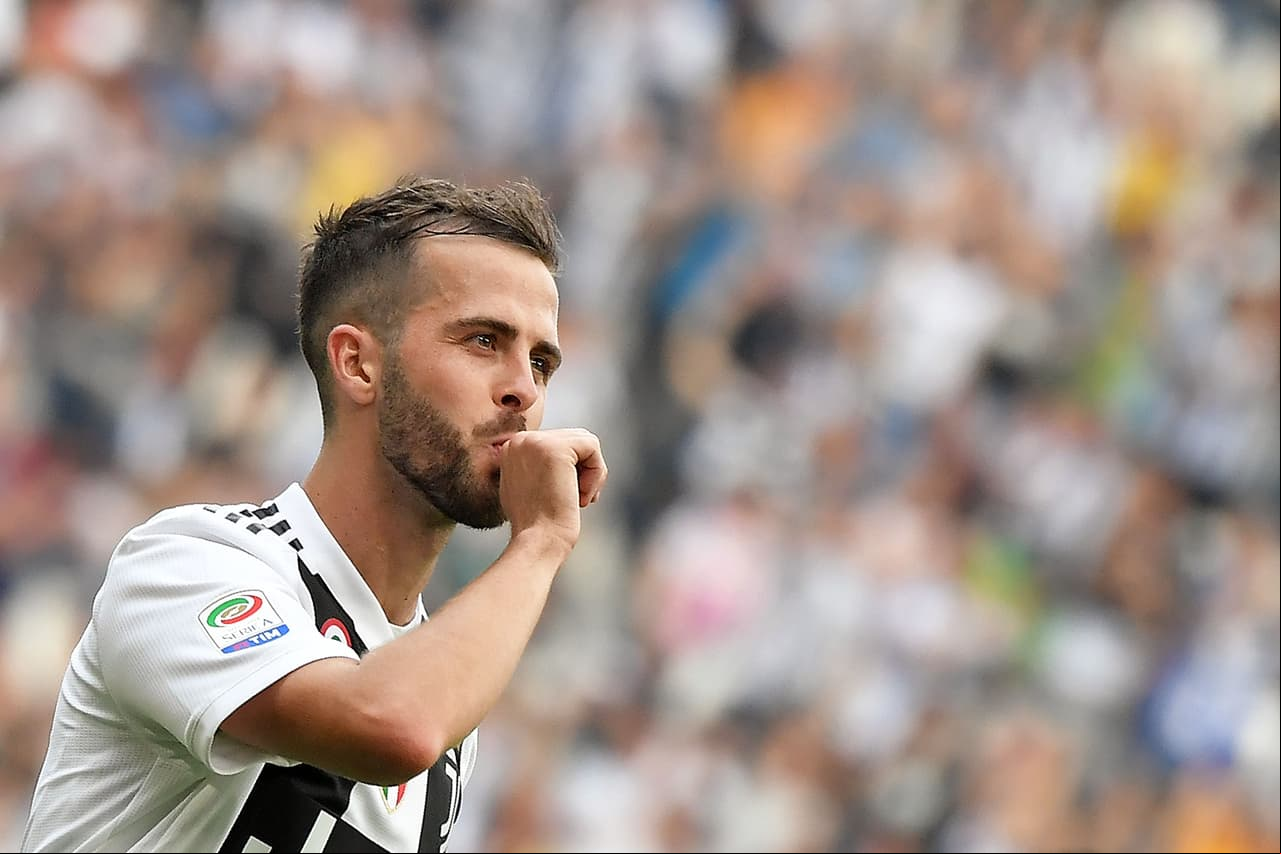 Esto, debido a que el equipo blaugrana pretende a Miralem Pjanic y estaría dispuesto a pagar 50 millones de euros más la ficha del mediocampista portugués.