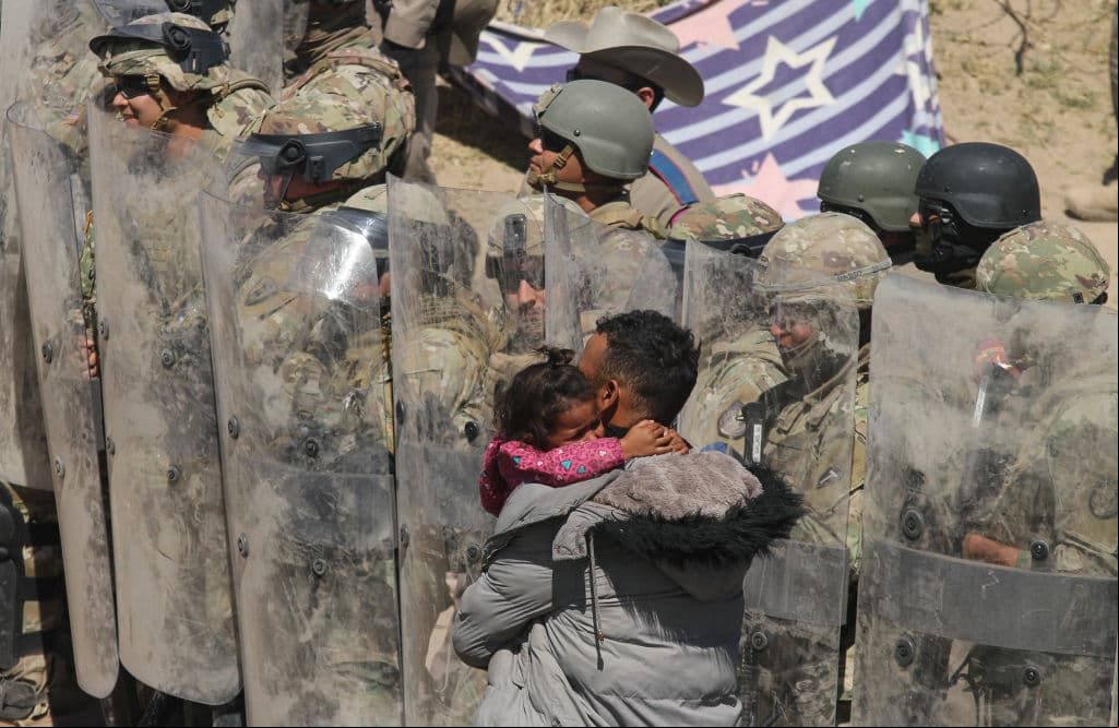 Procesan en Texas a migrantes acusados de "amotinarse" y cruzar la frontera en marzo
