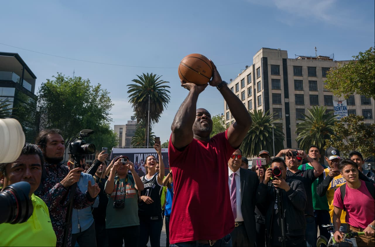 Desde muy temprano Rice tomó su lugar en un transporte especial donde se promocionaba los partidos de baloncesto.