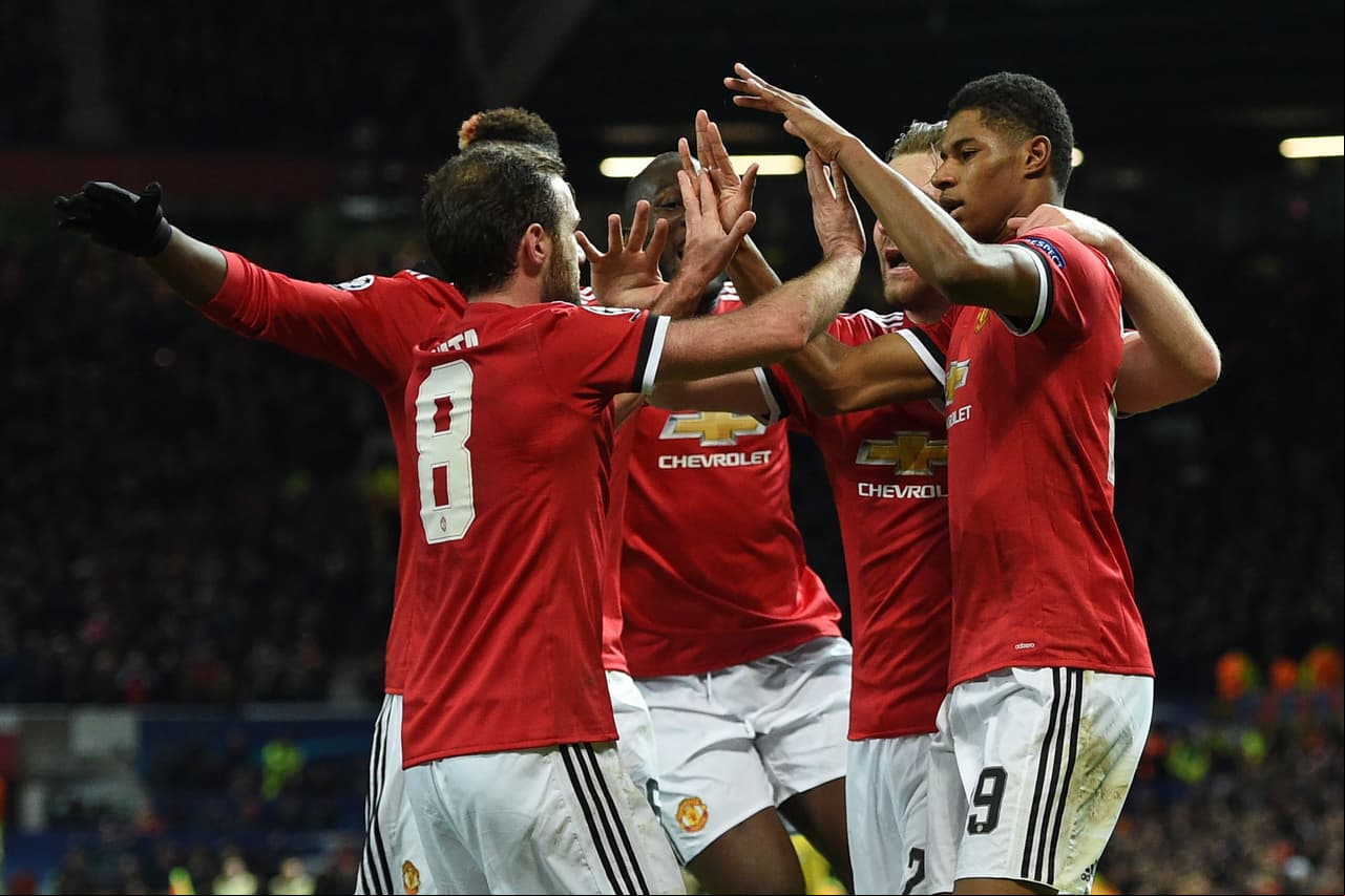 En los octavos de final los cruces se realizan entre los que terminaron líderes, como Manchester United en el grupo A, y los que acabaron en el segundo lugar.