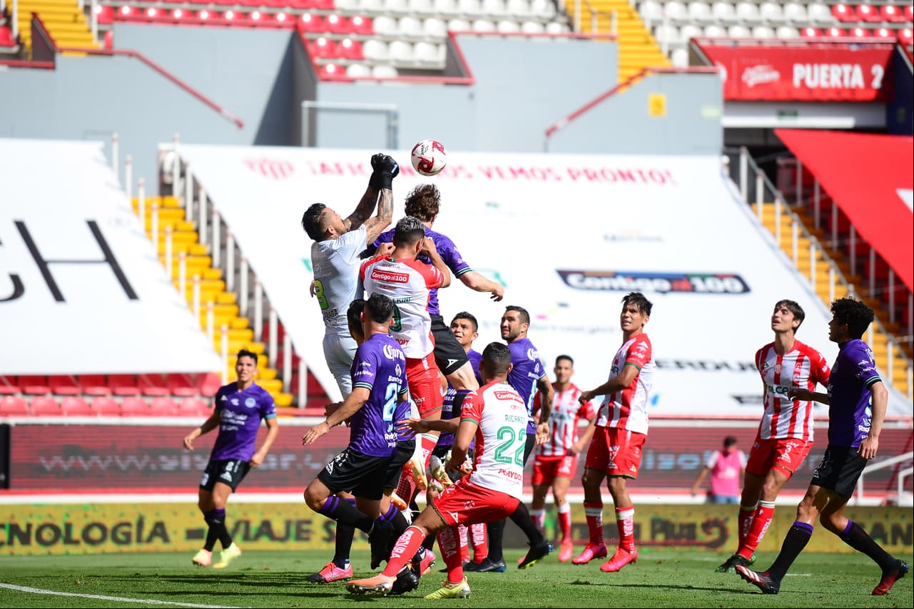 Mazatlán continúa volcado al ataque y cada vez están más cerca del gol que les de el empate.