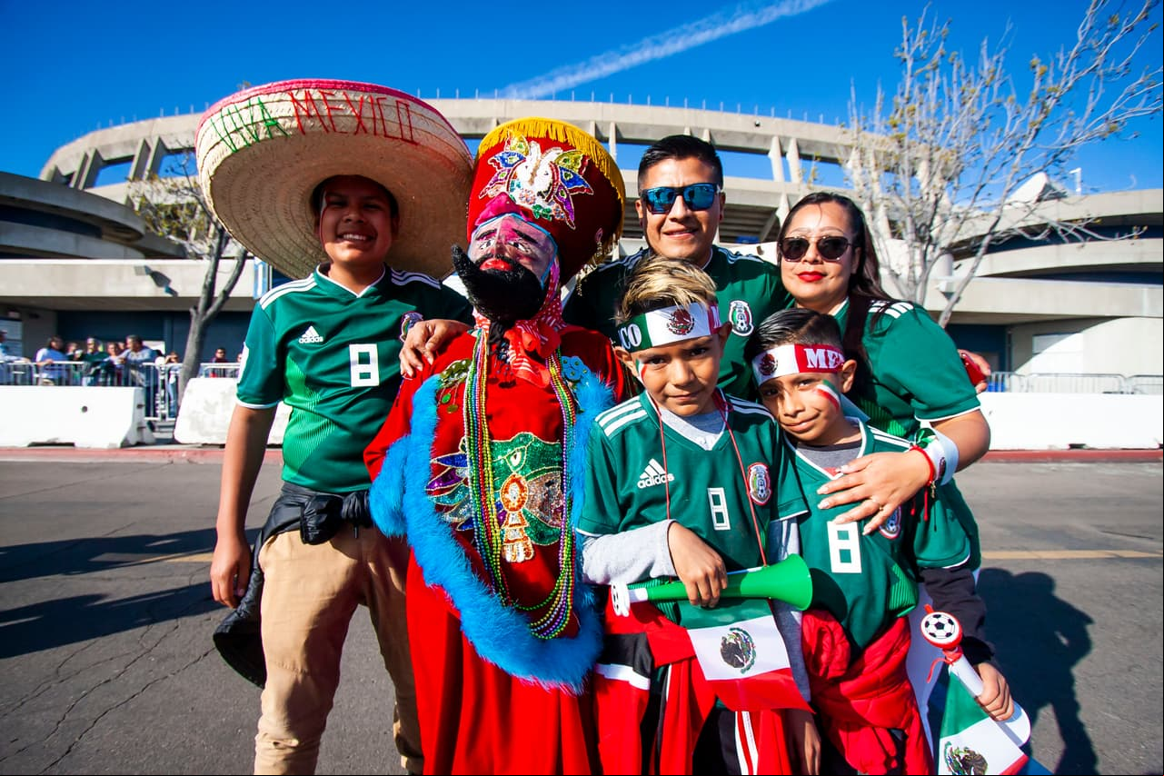 Los aficionados mexicanos viven con optimismo la antesala del juego del Tri contra Chile en San Diego, donde comenzará la era de Gerardo Martino como técnico.