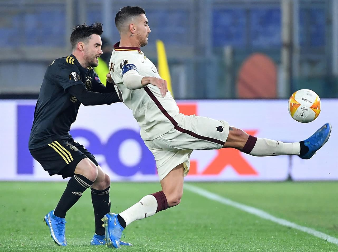 AS Roma y Ajax empatan en el partido de vuelta 1-1, pero el equipo de 'La Loba' califica a las Semifinales de la UEFA Europa League, pues el marcador global favoreció a la escuadra italiana. Bryan Brobbey abrió el marcador para los de Amsterdam, pero el gol de Edin Dzeko firmó la sentencia para la visita.