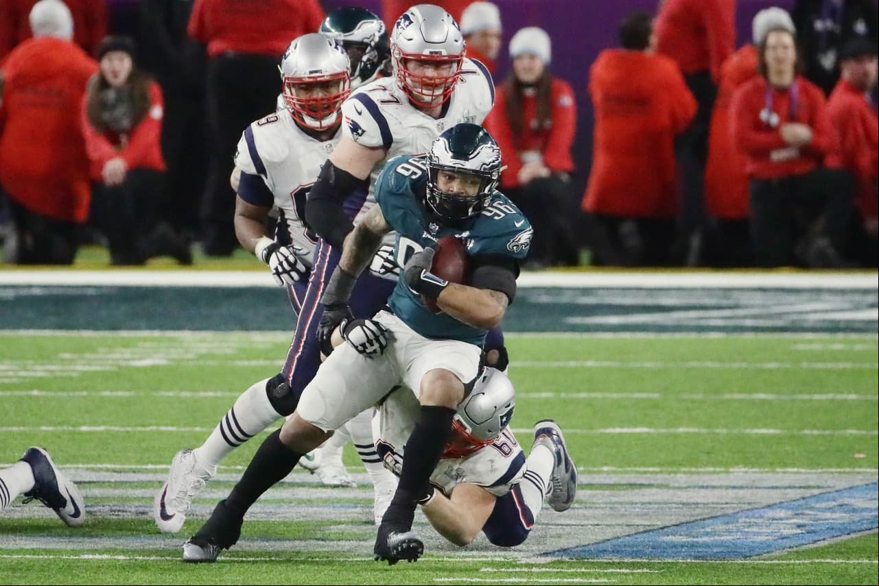 ¡Balón suelto! Le pegaron a Tom Brady y Philadelphia recupera el balón. Con 2 minutos en el reloj, los Eagles están a un primero y diez de coronarse en la NFL.