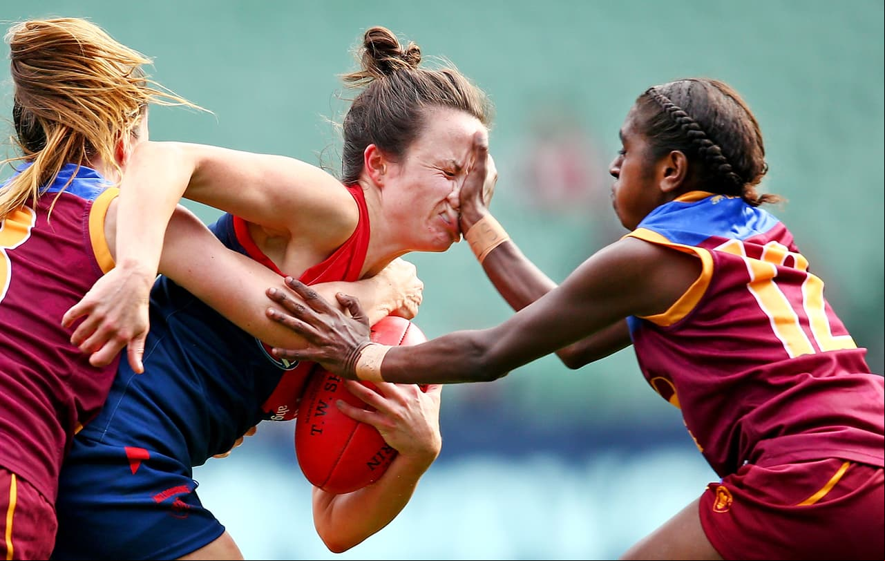 No es necesario ir a unos Olímpicos para ver el nivel de competitividad del rugby femenino. Esta postal en un juego de exhibición en Australia es prueba de ello.