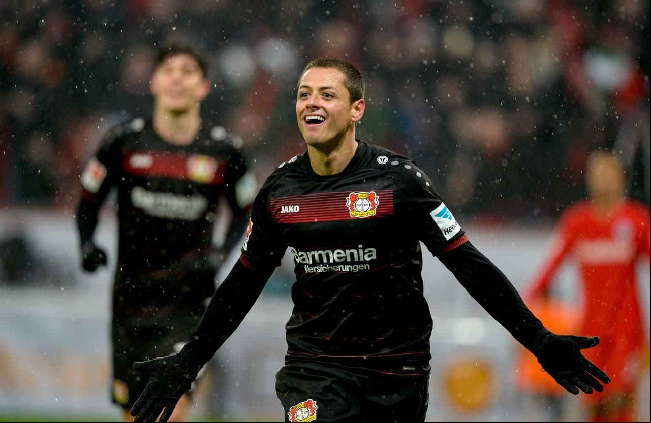 El mexicano cazó en el área un balón que los defensas del Frankfurt no pudieron rechazar y de volea puso el primer gol del partido. 1-0 al minuto 5.