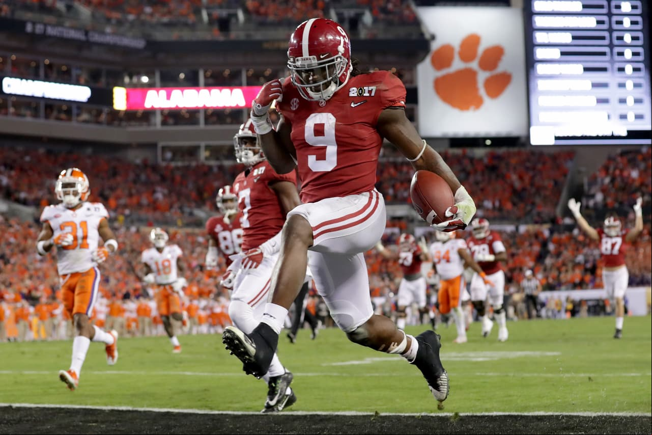 El corredor de Alabama #9 Bo Scarbrough celebra su aterrizaje en las diagonales luego de una escapada de 37 yardas durante el segundo cuarto ante Clemson.