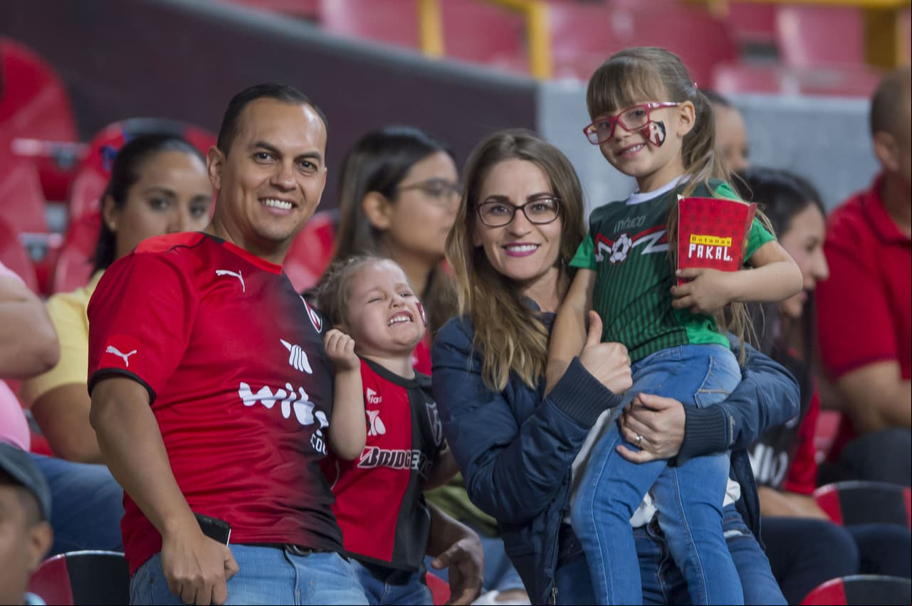 Los fanáticos de Atlas y Cruz Azul en la antesala del encuentro por la Jornada 10 del 
<a href="https://tudn.sitiodesbloquea.com/_next/image?url=https://st1.uvnimg.com/85/f6/6c37824b44d6965a1347e1fd9ca7/20190308-2478.jpg&w=1280&q=75 1280w