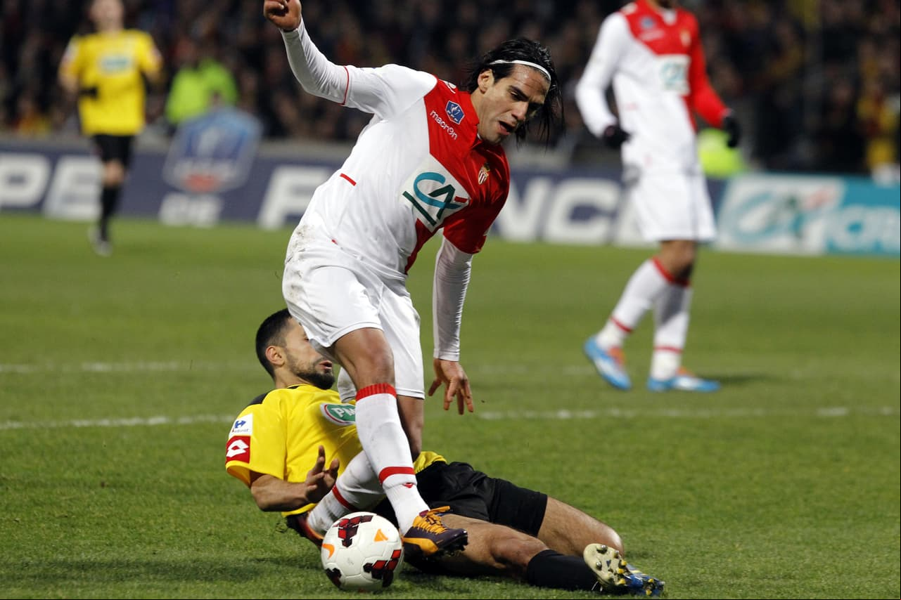 Un tema similar es el del colombiano Radamel Falcao García, que desde que se rompió los ligamentos de la rodilla izquierda en el 2014 ha venido recayendo en problemas musculares.