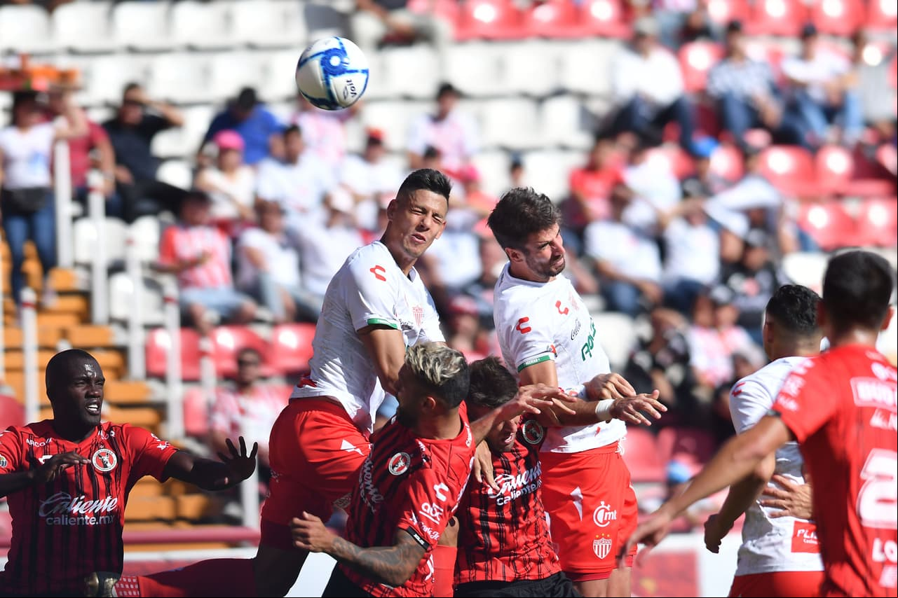 Antes del descanso los locales tuvieron dos oportunidades pero ambos remates con la cabeza se estrellaron en los postes.