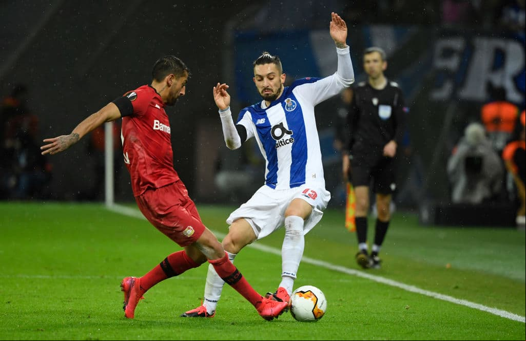 Kerem Demirbay complica la salida por velocidad del lateral izquierdo Alex Telles.