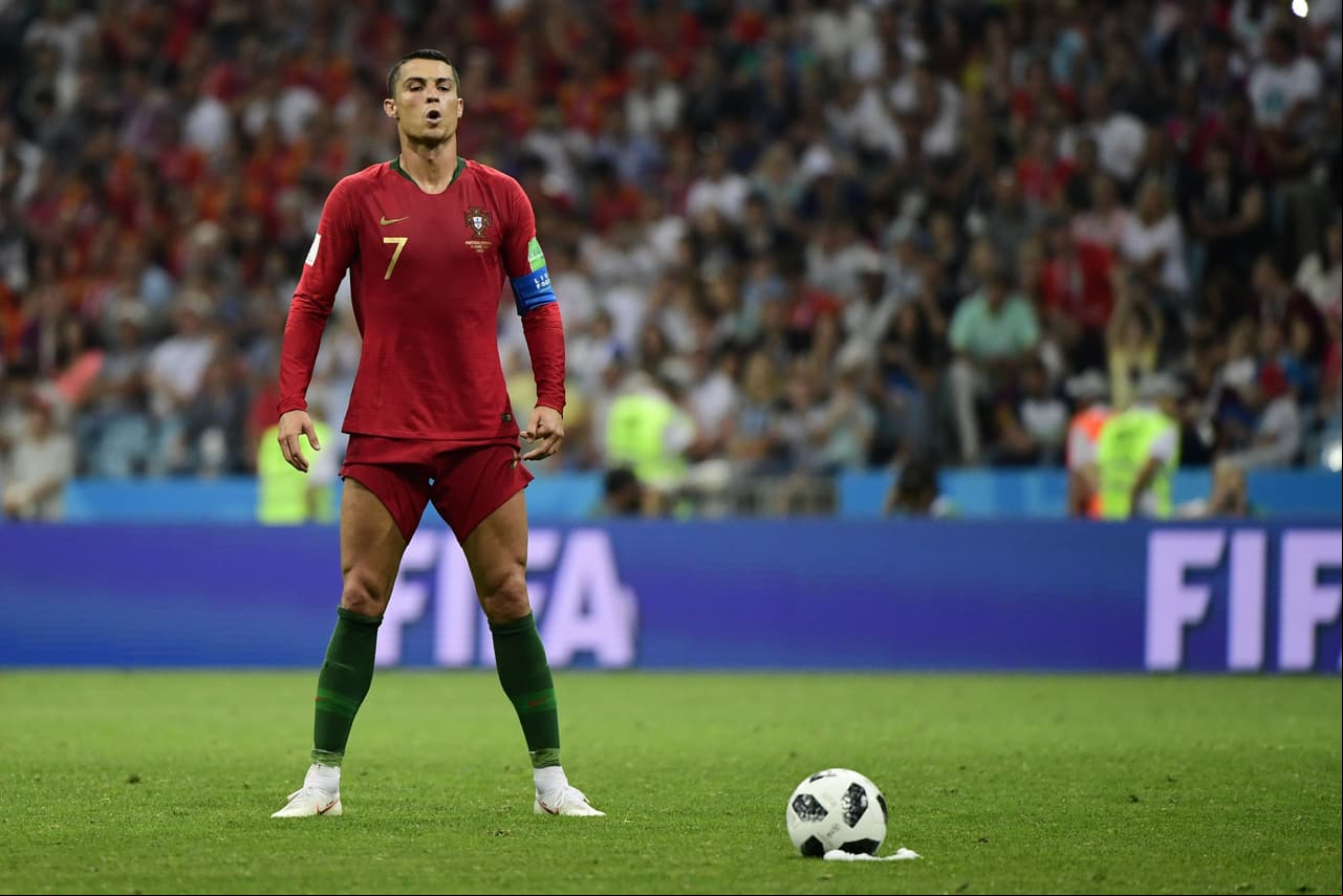 España ganaba el encuentro 3-2 y Cristiano Ronaldo ya había marcado doblete, pero se encontró con un tiro libre afuera del área, justo con la distancia que ama el actual delantero de la Juventus.