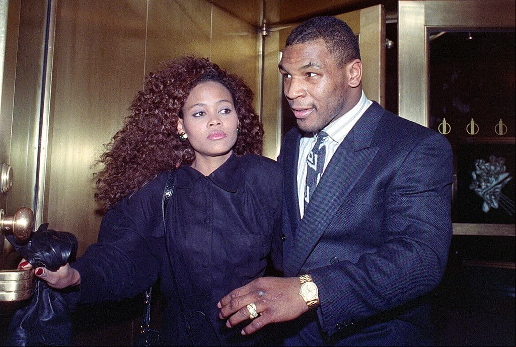 El documental hace un interesante recuento de la vida del campeón hasta principios de 1992, desde el mítico combate con Trevor Berbick hasta su relación con Robin Givens.