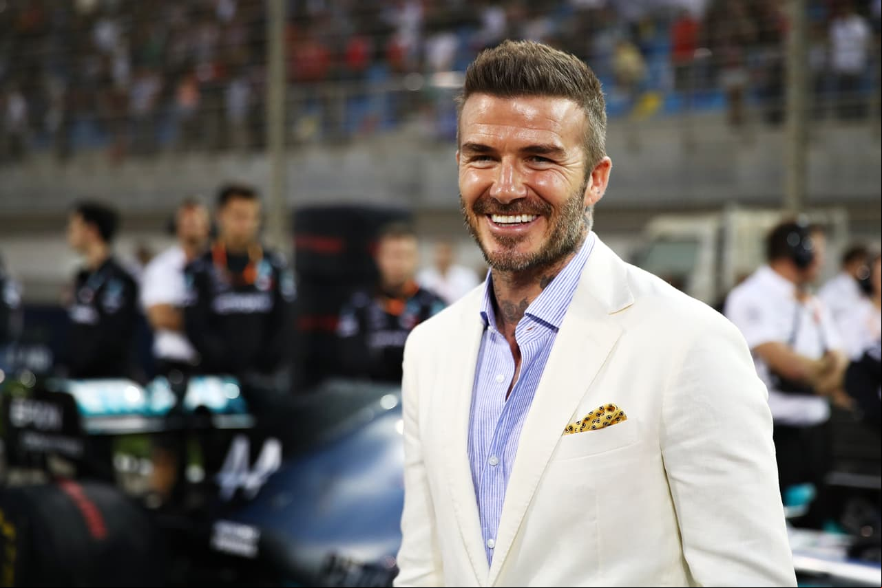 David Beckham, ex jugador del ‘ManU’ y del Real Madrid ha tenido éxito en los negocios y publicidad, junto a su esposa Victoria. Beckham tiene una marca de ropa y de perfumes y cuenta con varias inversiones y ha colaborado con marcas como Pepsi, Adidas, H&M y videojuegos.