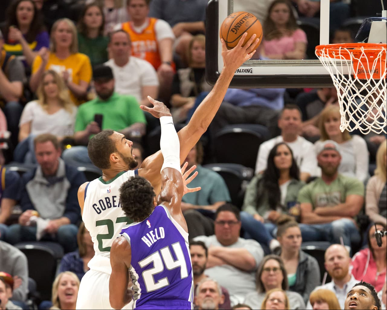 Kings 98-119 Jazz: en Salt Lake City el equipo local se impuso en un juego importante para seguir ascendiendo en zona de playoffs. Grayson Allen y Donovan Mitchell lograron 23 puntos cada uno, pero Rudy Gobert consiguió un doble-doble de 17 puntos y 11 rebotes.